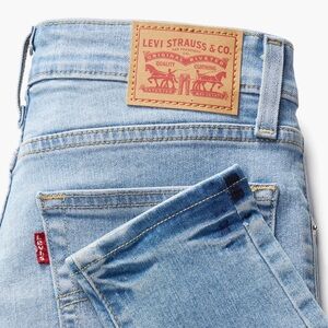 Levi’s light washed high waisted skinny jeans, size 26